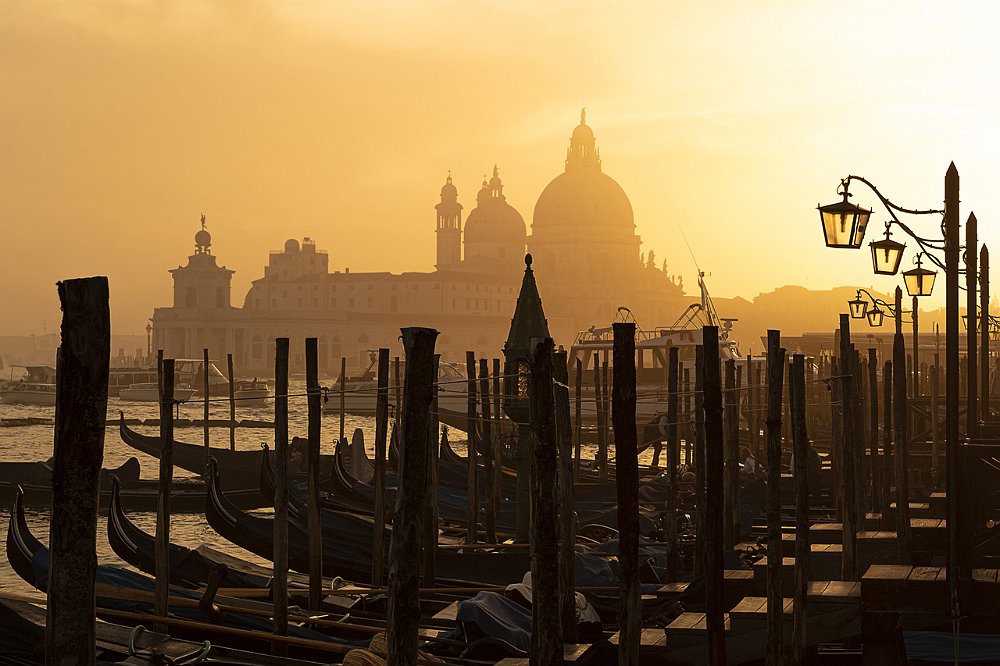 16 - VENEZIA - LA GIUDECCA E LE SUE GONDOLE AL TRAMONTO.jpg